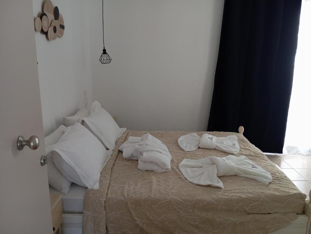 Łóżko lub łóżka w pokoju w obiekcie ARTEMIS beach studios