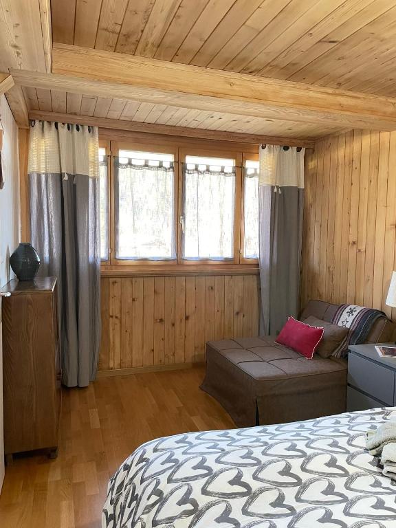 Postel nebo postele na pokoji v ubytování Appartement cosy dans chalet typique Région Diablerets Glacier 3000