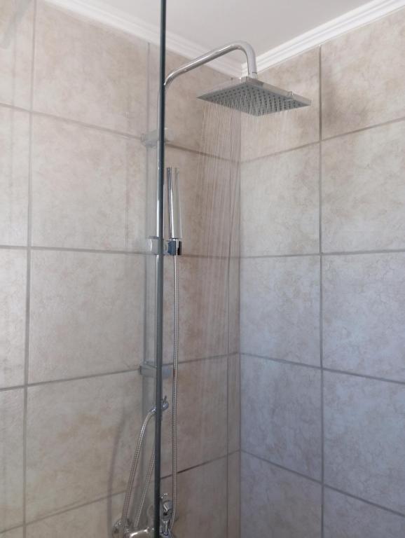 W łazience znajduje się prysznic ze szklanymi drzwiami. w obiekcie ARTEMIS beach studios w mieście Kalamaki