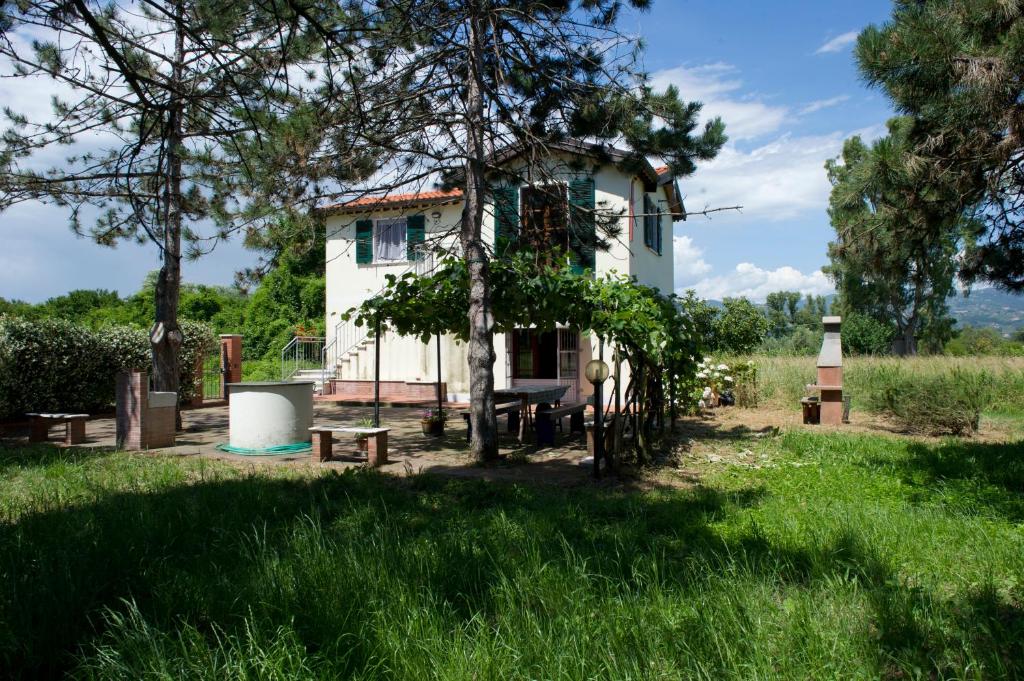 サルザーナにあるLa Casa Sul Fiumeの小さな白い家(ピクニックテーブル付)