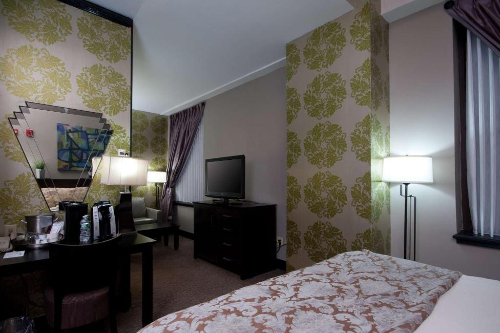 Postel nebo postele na pokoji v ubytování The Giacomo, Ascend Hotel Collection