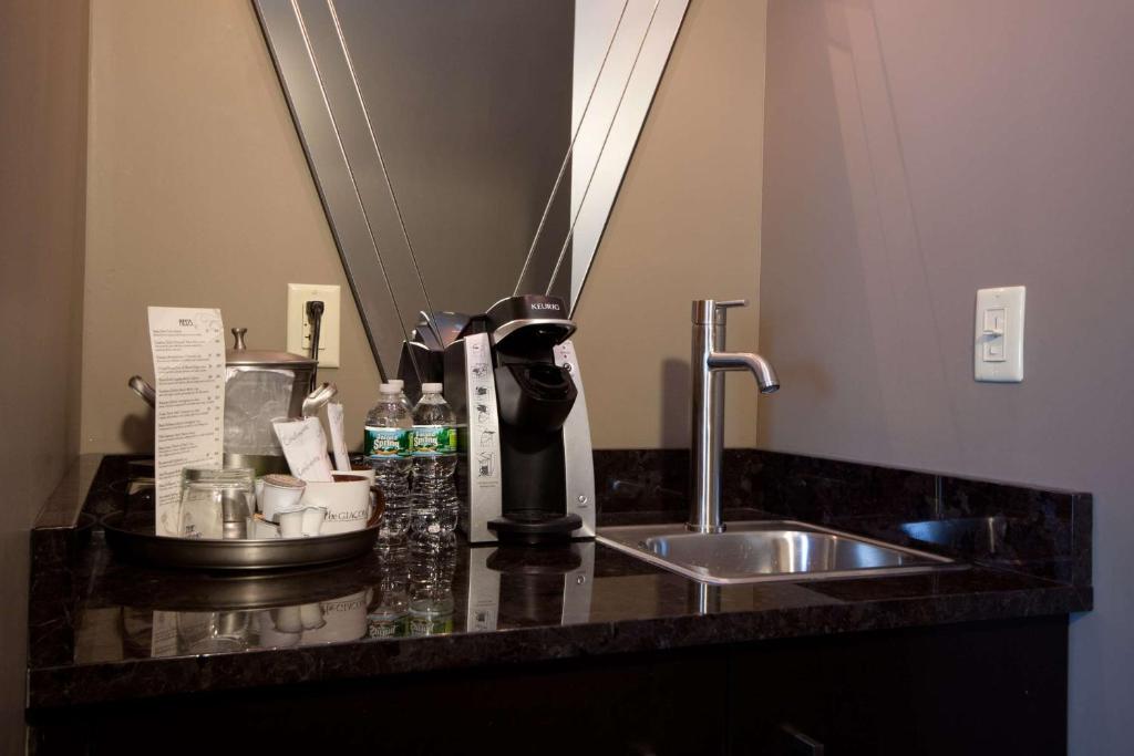 Příslušenství pro přípravu čaje a kávy v ubytování The Giacomo, Ascend Hotel Collection