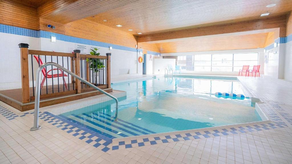 オタワにあるDoubleTree by Hilton Ottawa Downtownのプールのある建物内の大きなプール