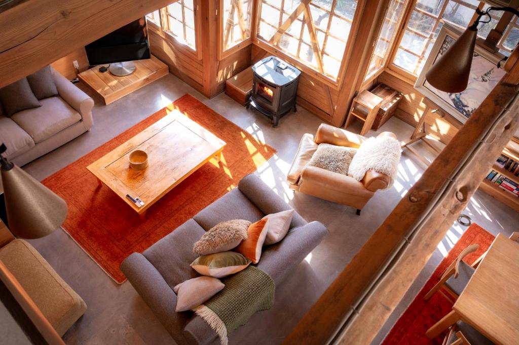 Kihachikan North Nozawa Onsen في نوزاوا أونسن: اطلالة علوية لغرفة معيشة بها كنب وطاولة