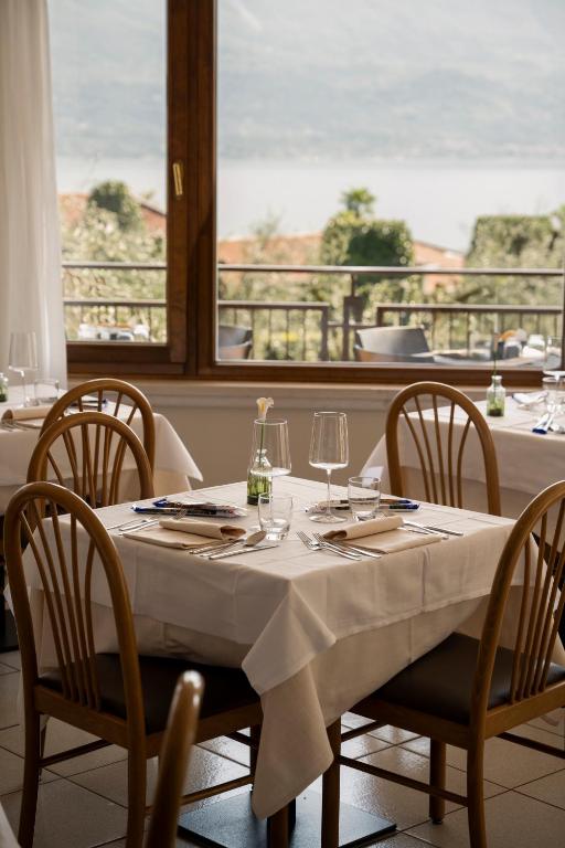 Reštaurácia alebo iné gastronomické zariadenie v ubytovaní Hotel Coste