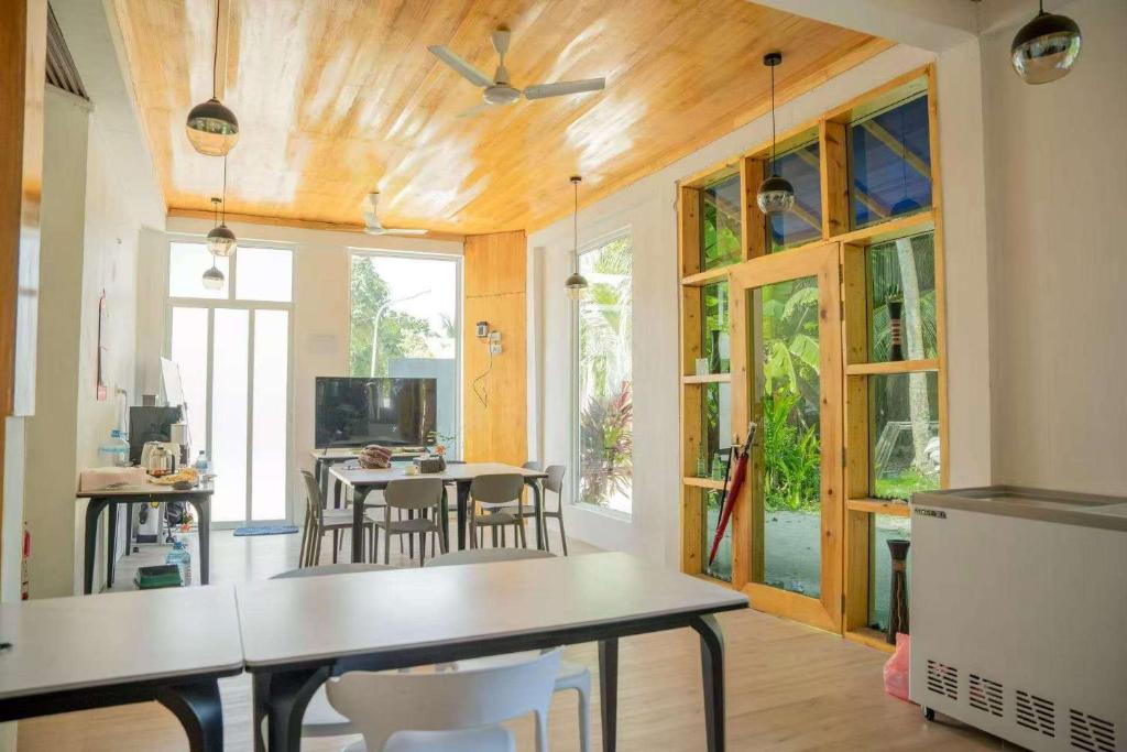 TV a/nebo společenská místnost v ubytování Eveylaa Guesthouse