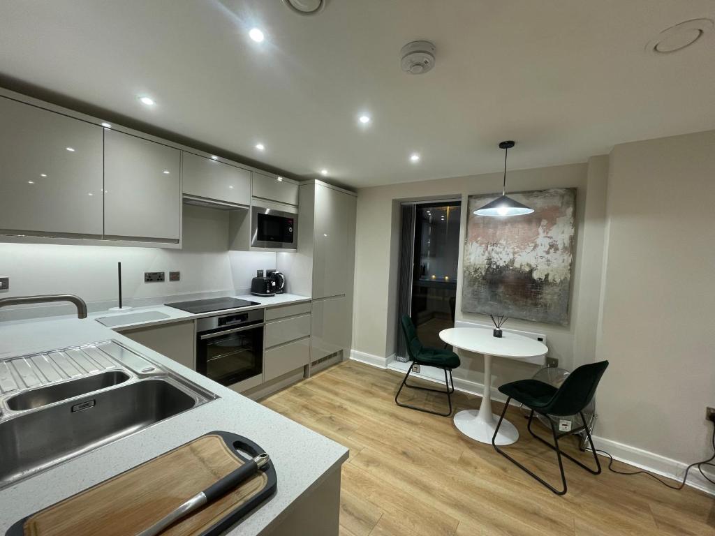 Kuchyň nebo kuchyňský kout v ubytování Deluxe apartment in Leeds city centre