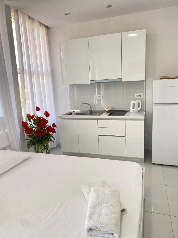 Kuchyň nebo kuchyňský kout v ubytování Rai Rooms