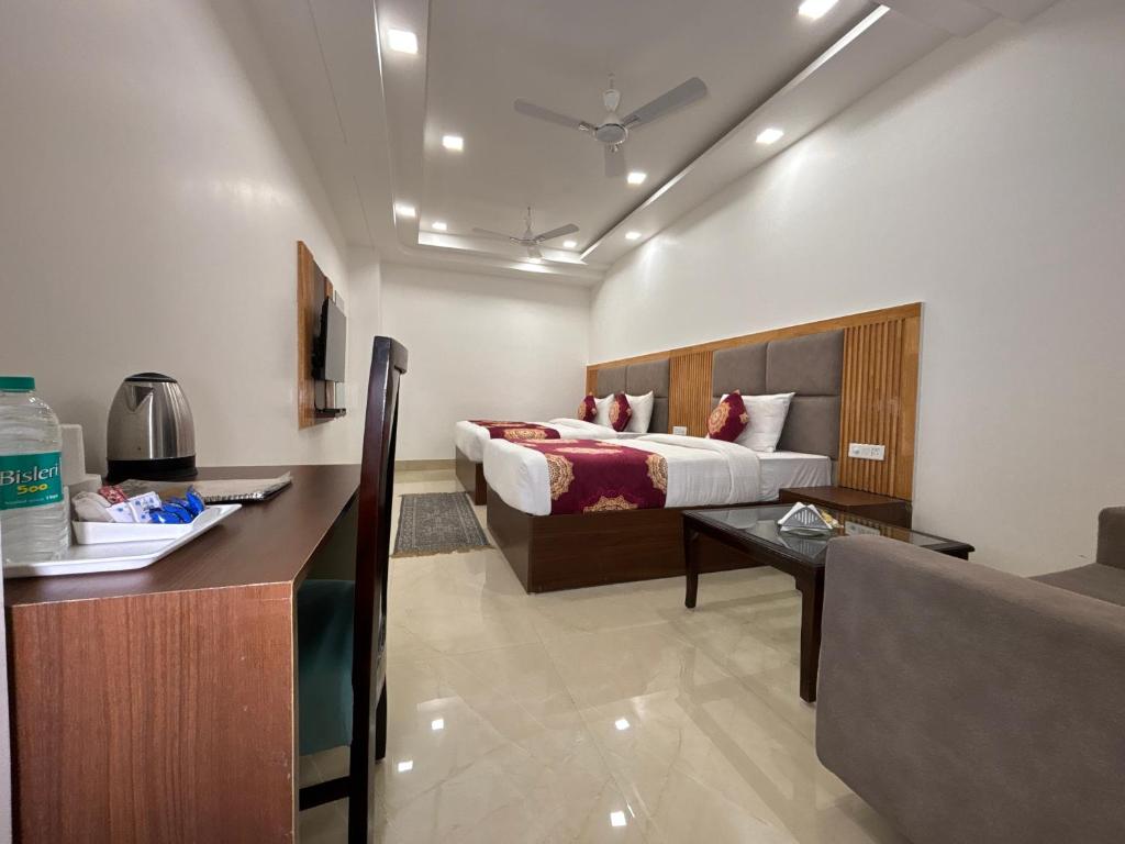 Postel nebo postele na pokoji v ubytování Hotel Arch - Near Aerocity New Delhi