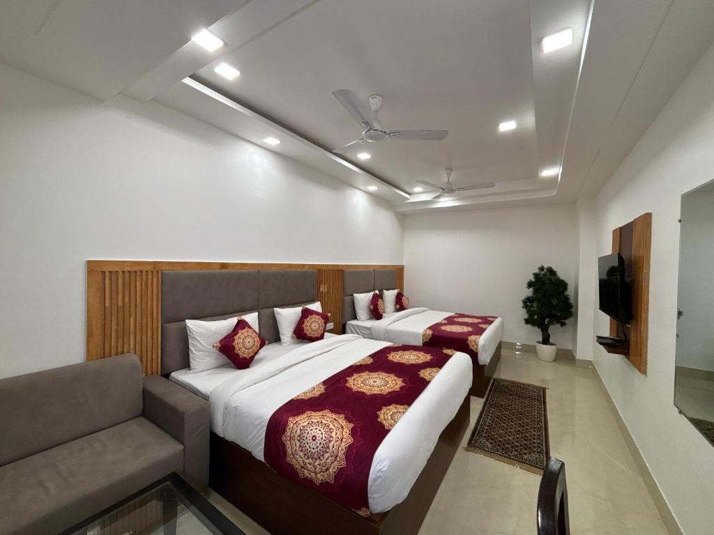 Postel nebo postele na pokoji v ubytování Hotel Arch - Near Aerocity New Delhi