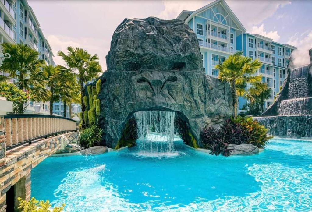 Kolam renang di atau dekat dengan Grand Florida Beachfront Resort Condo