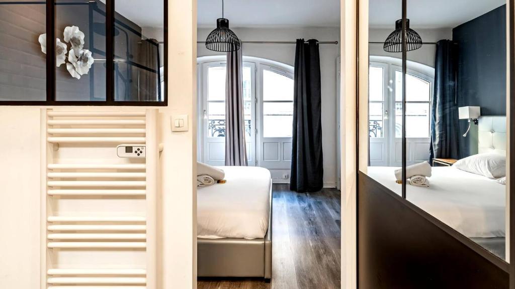Łóżko lub łóżka w pokoju w obiekcie L'Escapade Urbaine - Cosy et central