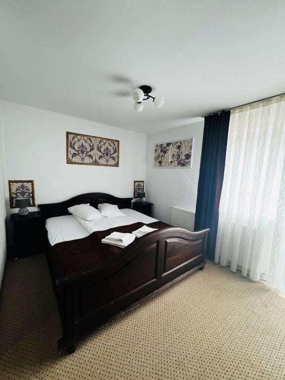Postel nebo postele na pokoji v ubytování Hotel Popasul Regelui Transalpina