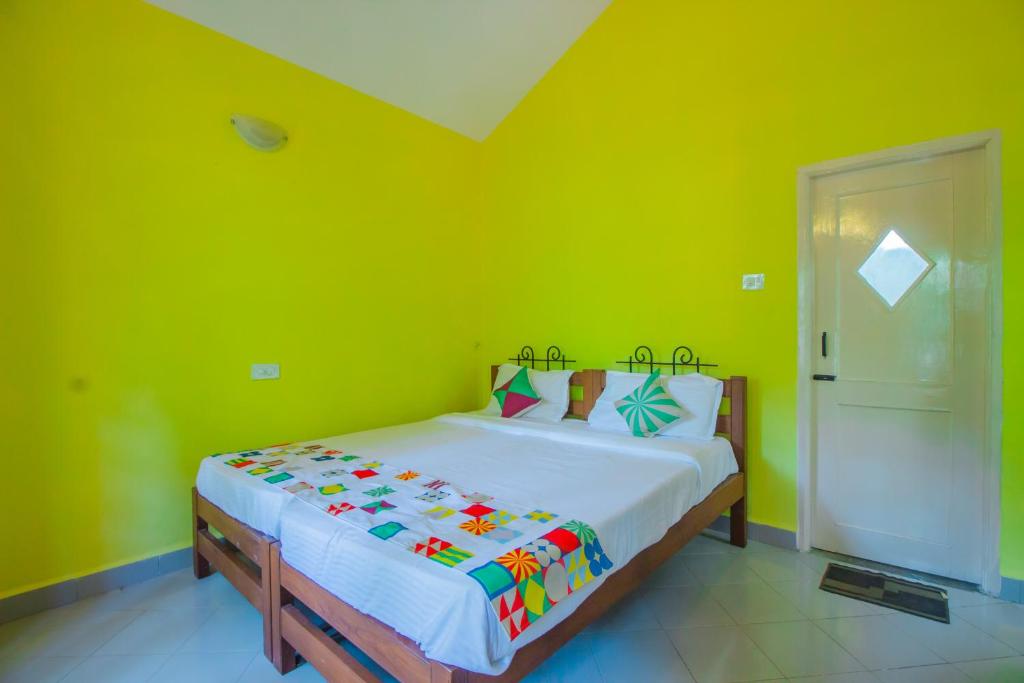 Postel nebo postele na pokoji v ubytování Hotel O Keegan Palms bhk