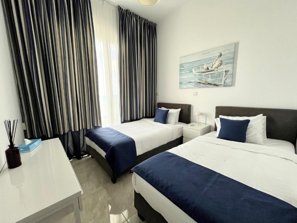 Postel nebo postele na pokoji v ubytování Olymp Luxury Villa C - Seafront Elegance with Infinity Pool and Exclusive Lifestyle