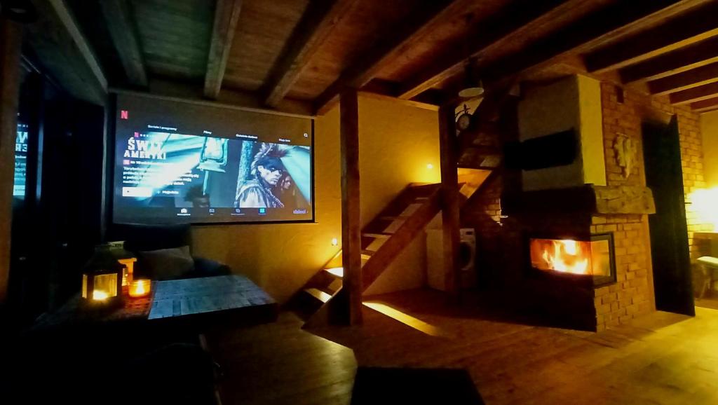 Televízia a/alebo spoločenská miestnosť v ubytovaní Miłochata Osada PTOSEK Bieszczady