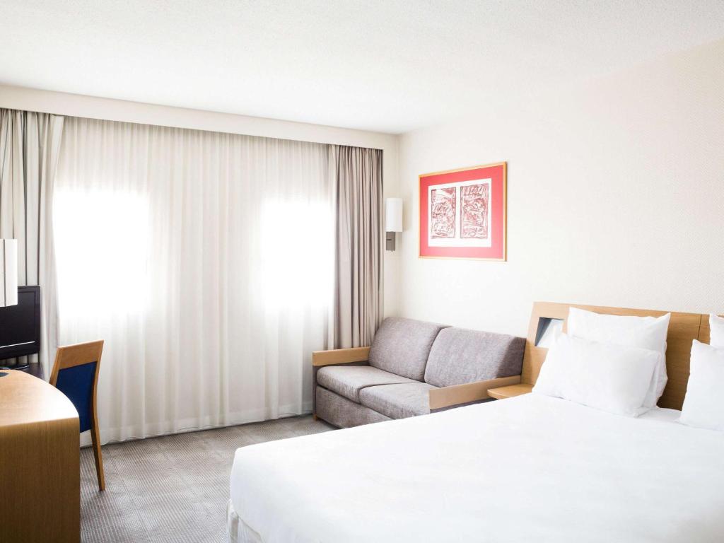 Кровать или кровати в номере Novotel Setubal