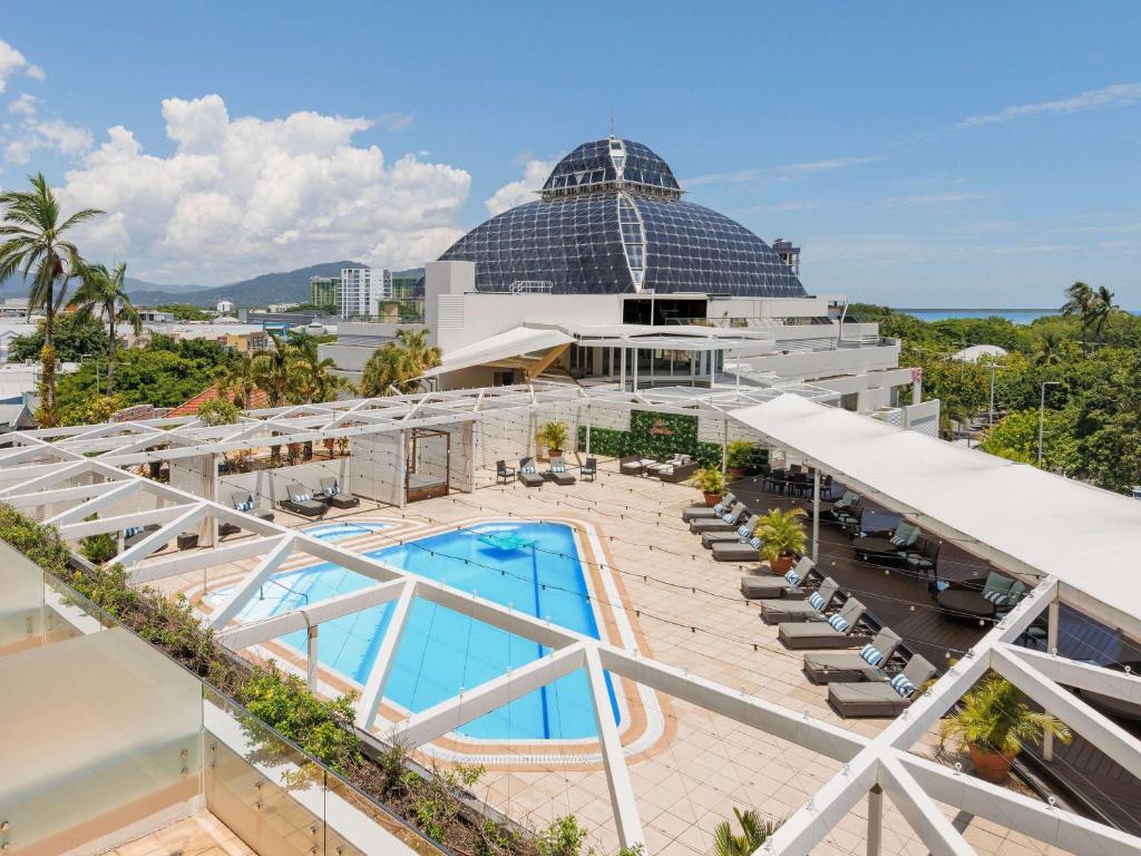 Bazén v ubytování Pullman Reef Hotel Casino nebo v jeho okolí