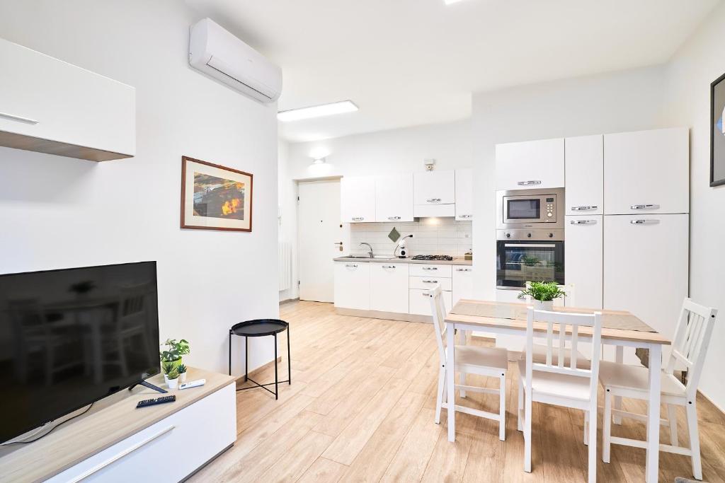 a kitchen and dining room with a table and chairs at appartamento fronte mare in Pescara