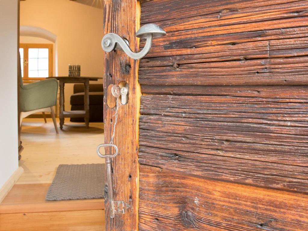 a wooden door with a door knocker on it at Apartement Schlaf Gut - mitten in der Wachau in Weissenkirchen in der Wachau