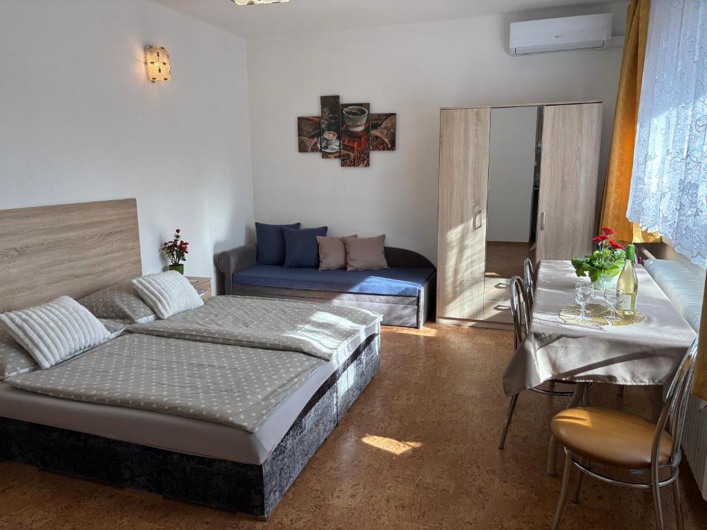 Postel nebo postele na pokoji v ubytování Apartmanovy dom Grand