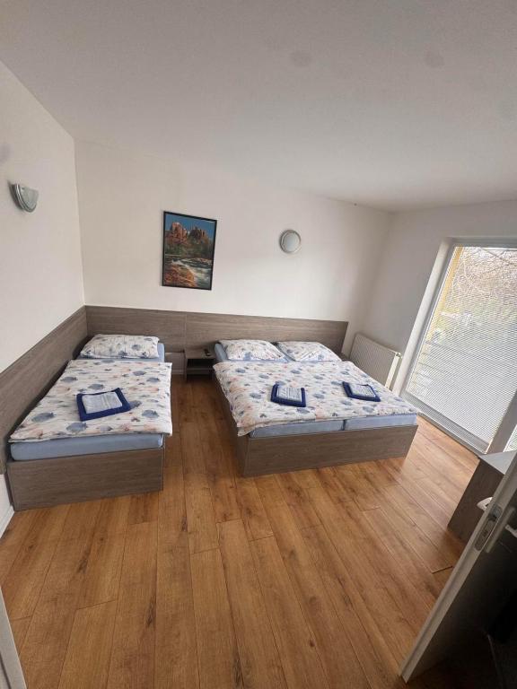 Postel nebo postele na pokoji v ubytování Chata TARGET Senec