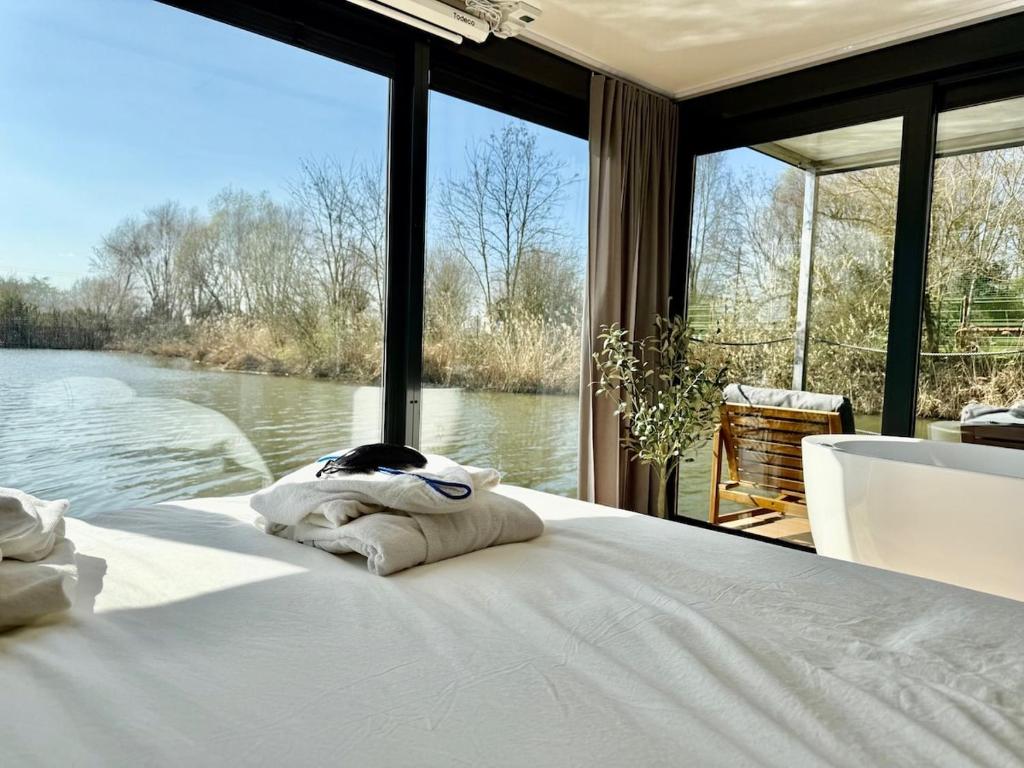 Giường trong phòng chung tại La Dolce Vita ! Sauna, Spa, Cinéma