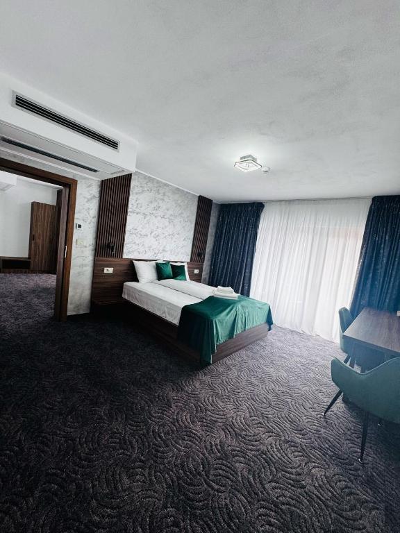 Postel nebo postele na pokoji v ubytování Hotel Popasul Regelui Transalpina