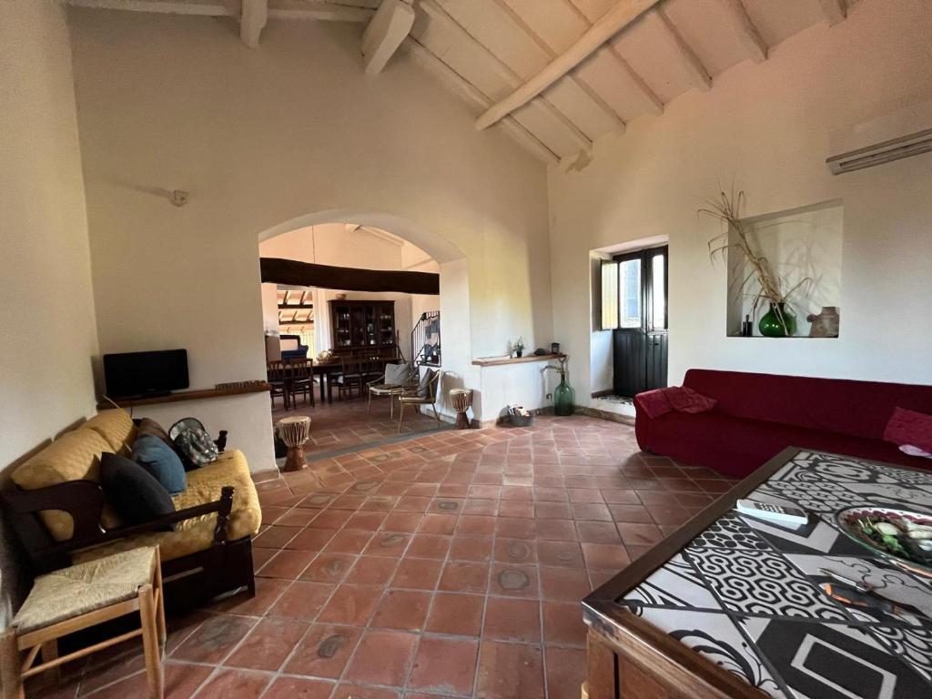 Soggiorno con divano e tavolo