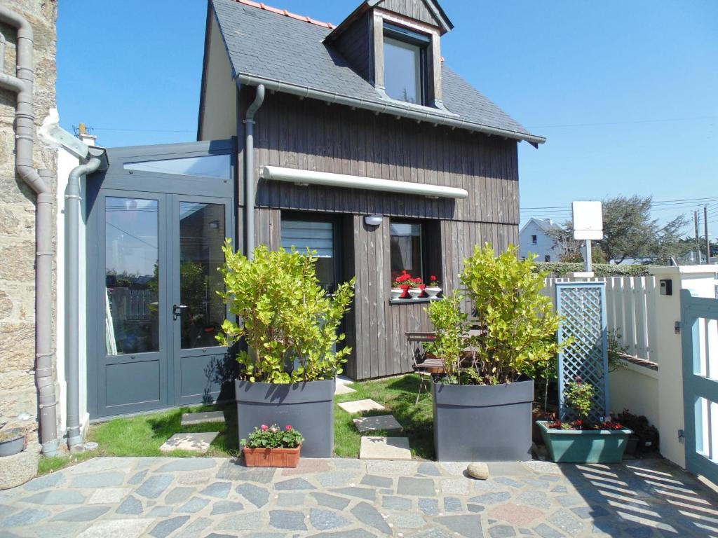 une maison avec des plantes en pot devant dans l'établissement Monteval, à Saint-Malo