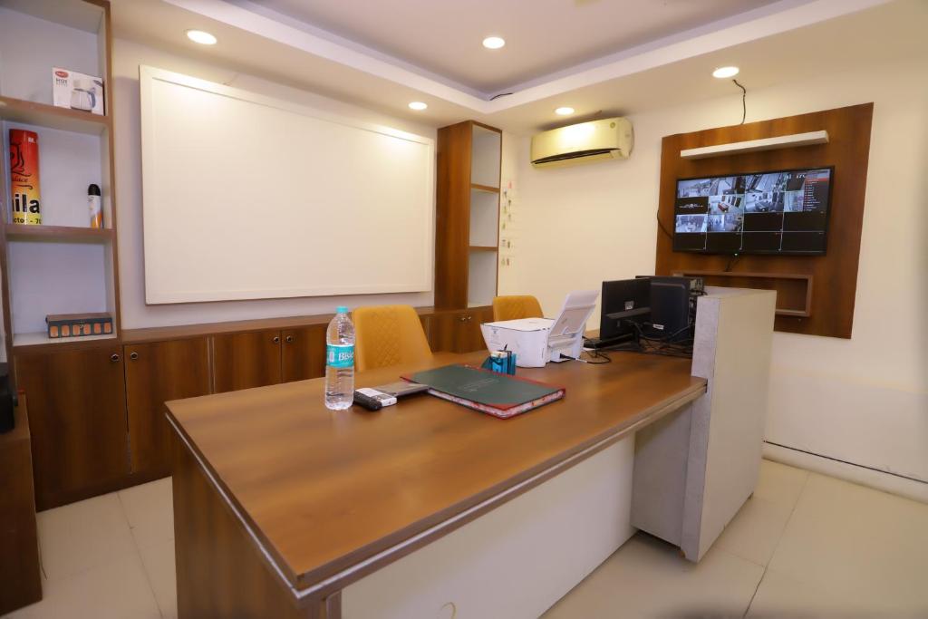 TV a/nebo společenská místnost v ubytování Hotel Luxe Stay Near Delhi Airport