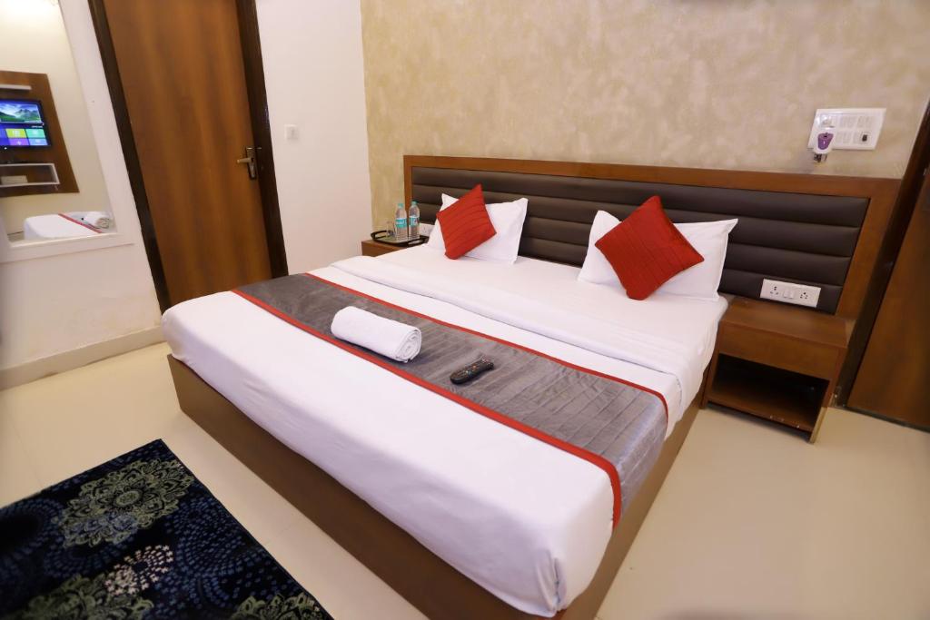 Postel nebo postele na pokoji v ubytování Hotel Luxe Stay Near Delhi Airport