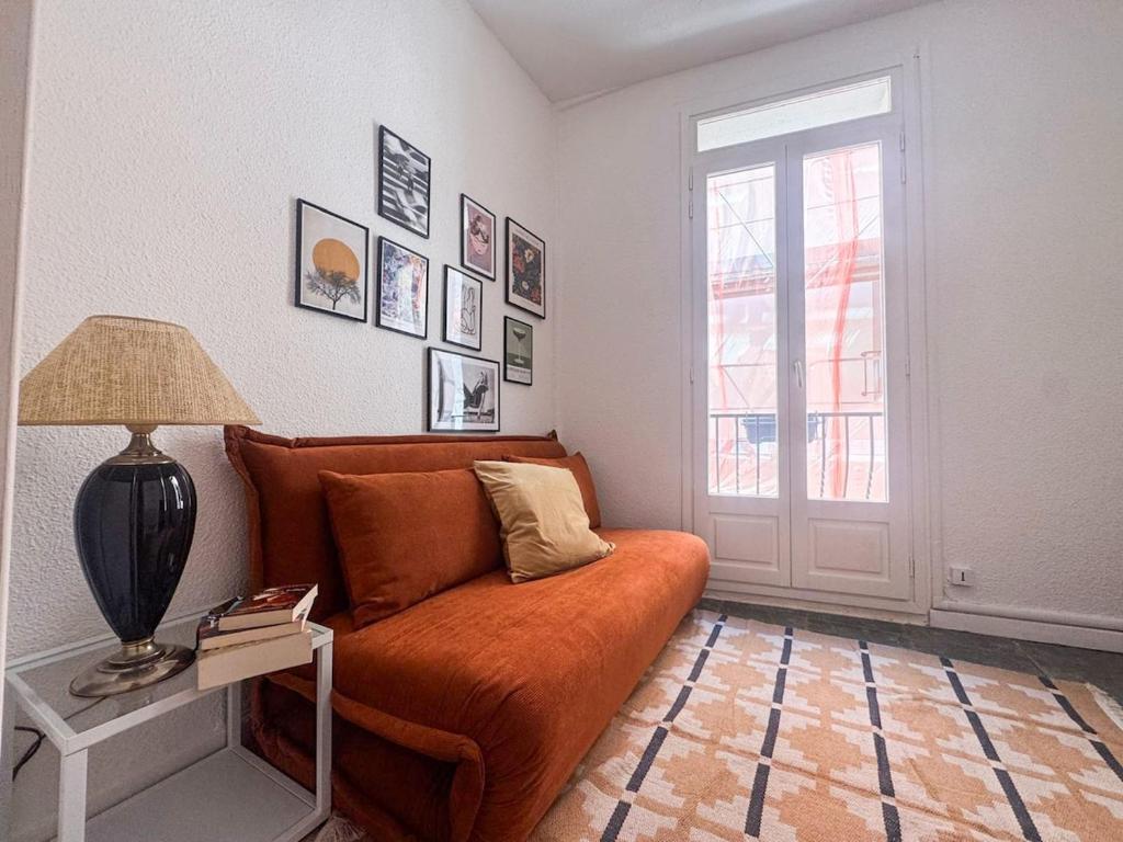- un salon avec un canapé orange et une fenêtre dans l'établissement Chez Gala, à Collioure