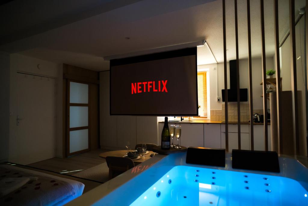 Nuit romantique, Suite avec jacuzzi et cinéma privé au design Japandi – photo 10
