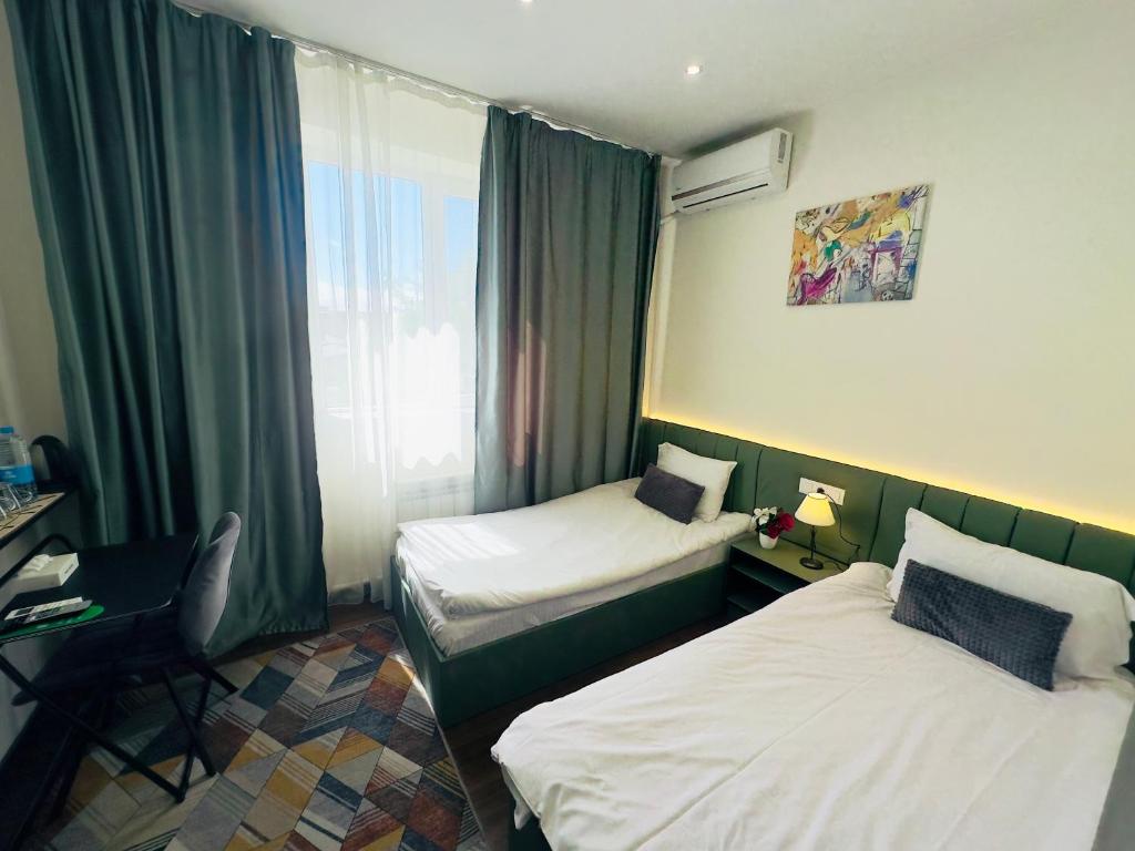 Postel nebo postele na pokoji v ubytování NAVA Hotel Yerevan