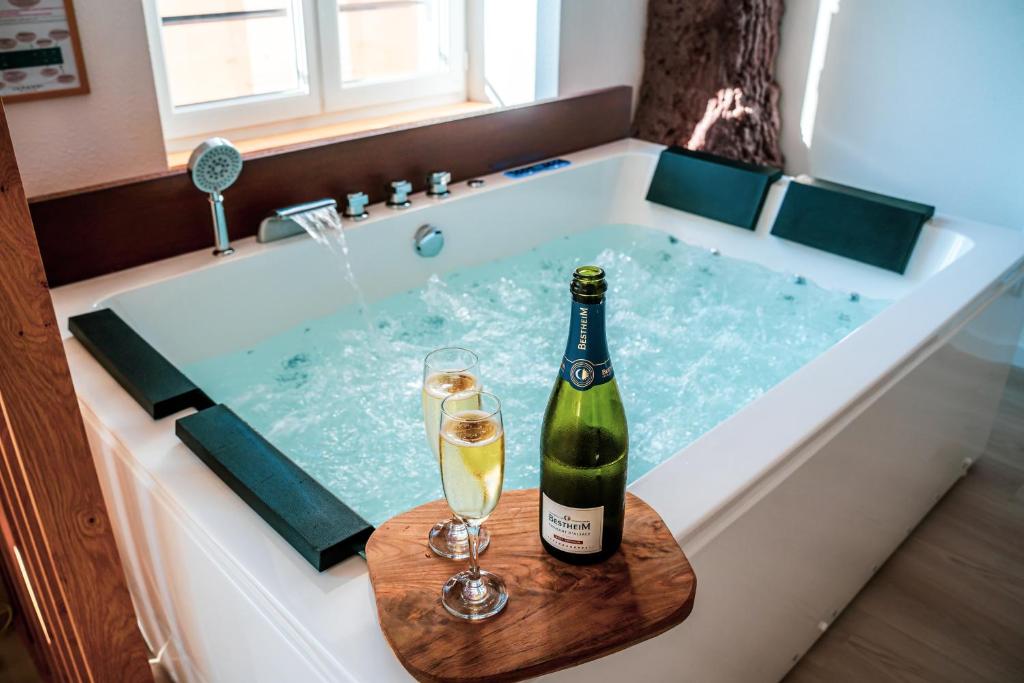 Nuit romantique, Suite avec jacuzzi et cinéma privé au design Japandi – photo 4