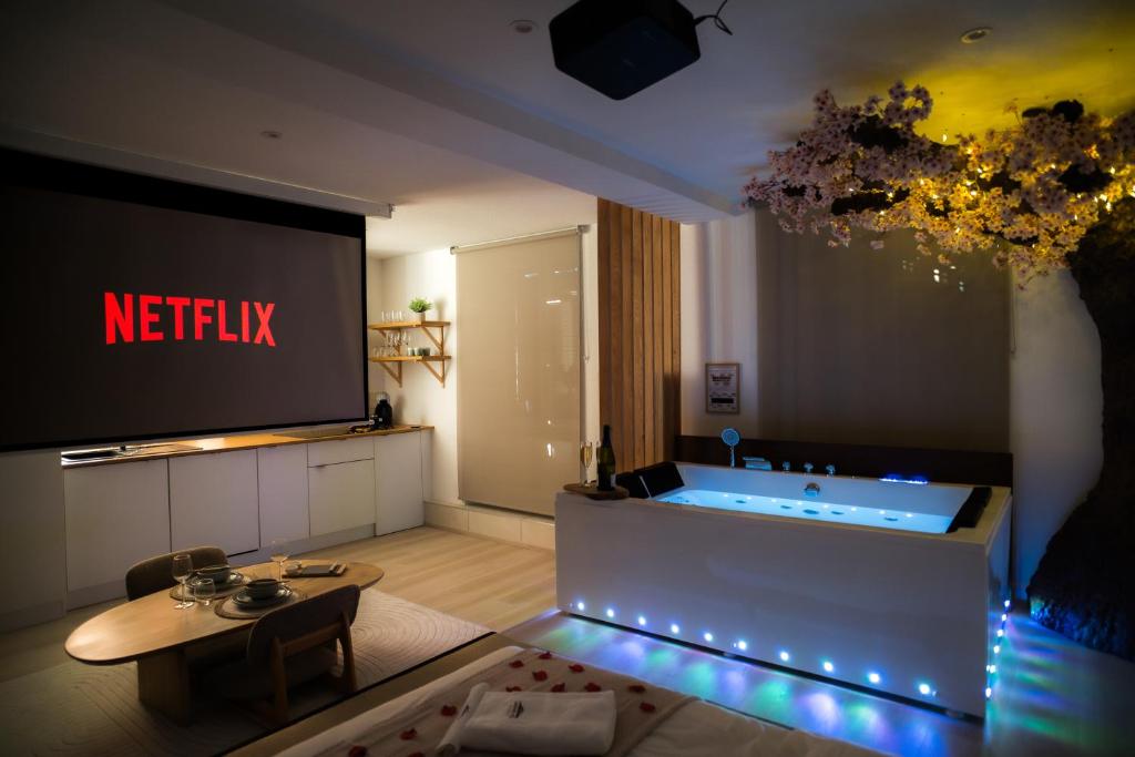 Nuit romantique, Suite avec jacuzzi et cinéma privé au design Japandi – photo 5