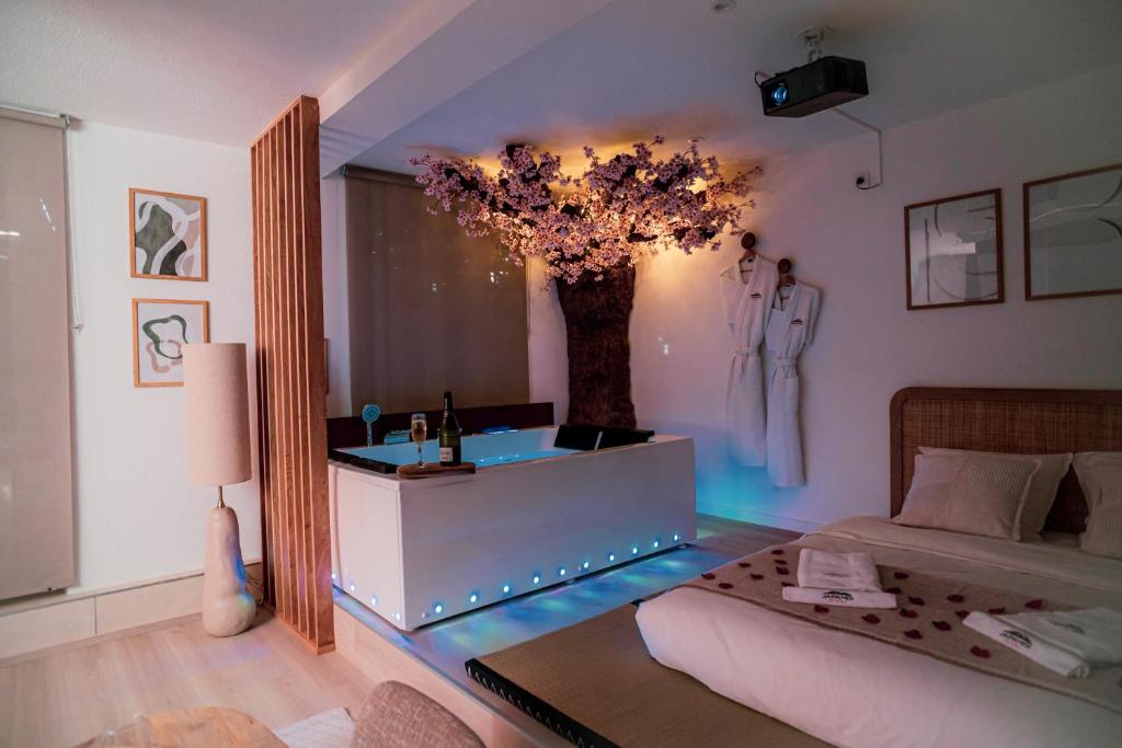 Nuit romantique, Suite avec jacuzzi et cinéma privé au design Japandi – photo 9