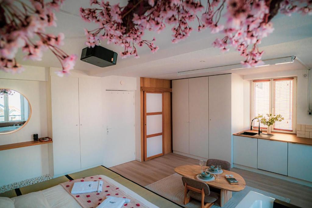 Nuit romantique, Suite avec jacuzzi et cinéma privé au design Japandi – photo 7