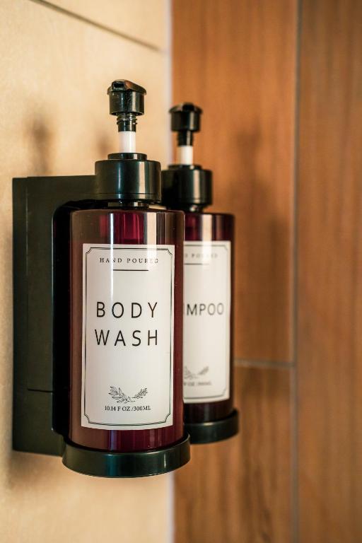 Nuit romantique, Suite avec jacuzzi et cinéma privé au design Japandi – photo 12