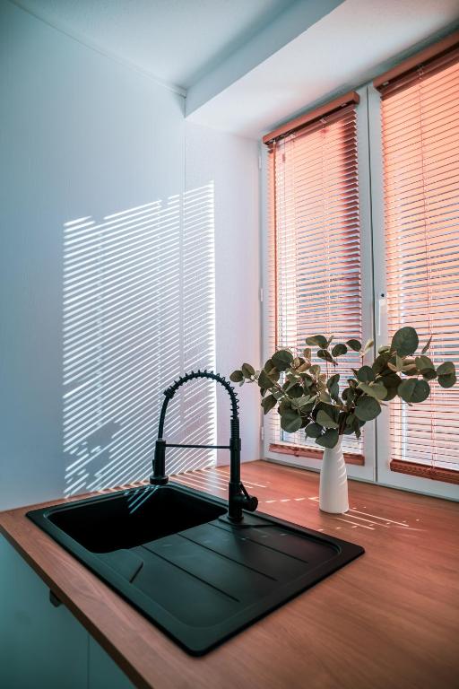 Nuit romantique, Suite avec jacuzzi et cinéma privé au design Japandi – photo 3