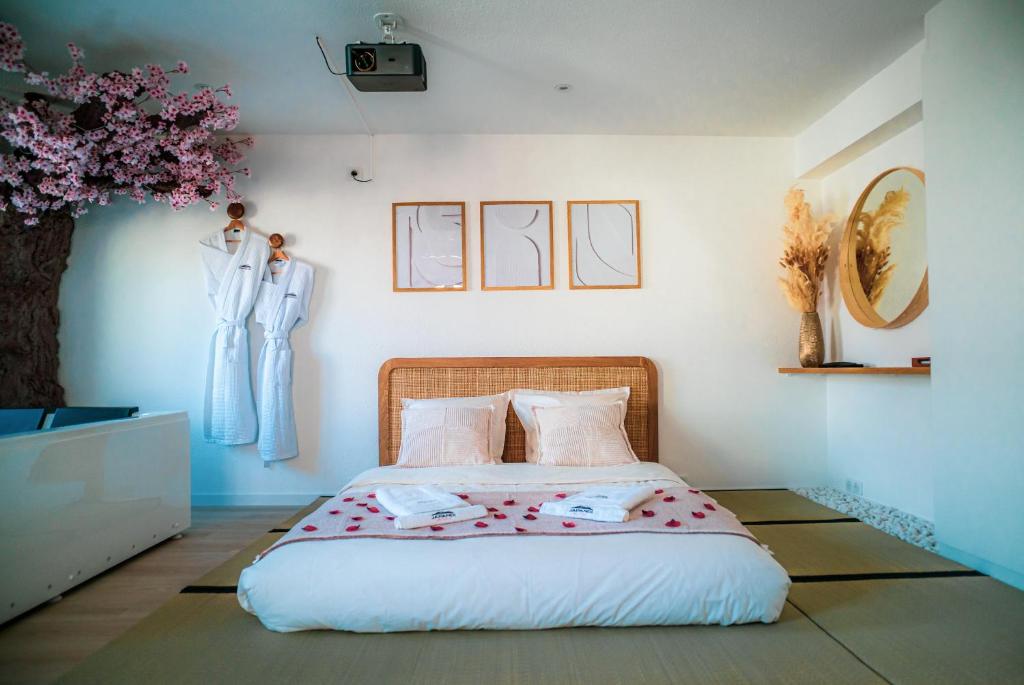 Nuit romantique, Suite avec jacuzzi et cinéma privé au design Japandi – photo 2