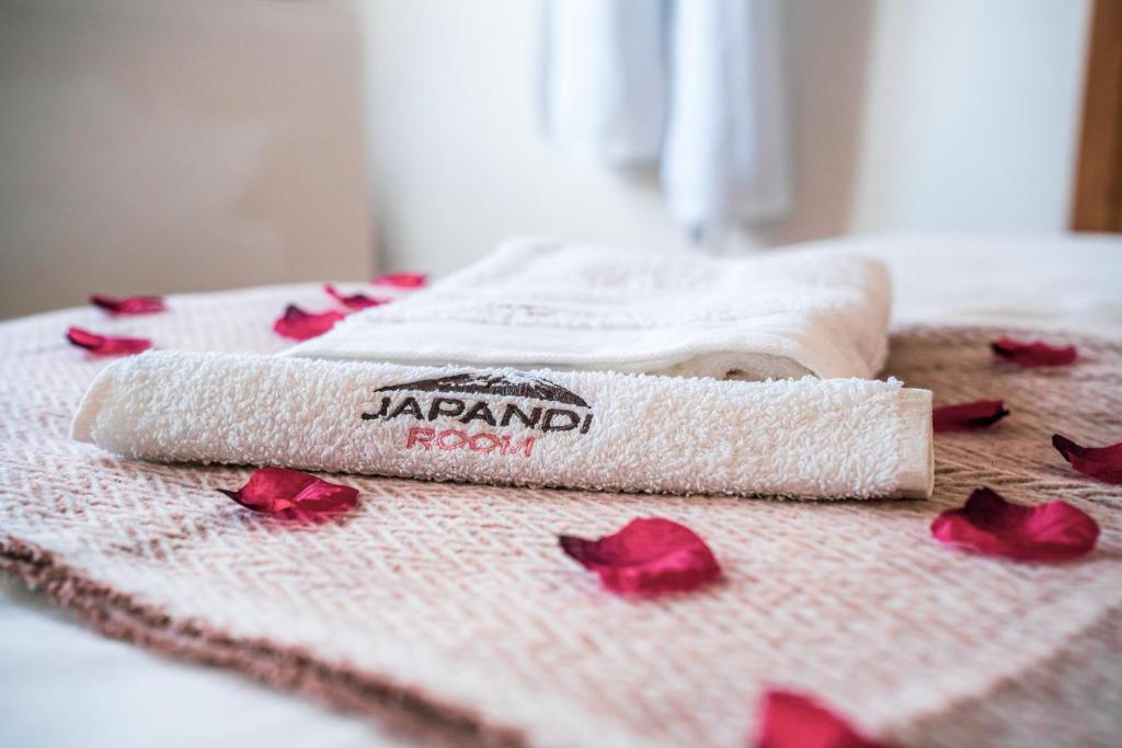 Nuit romantique, Suite avec jacuzzi et cinéma privé au design Japandi – photo 18