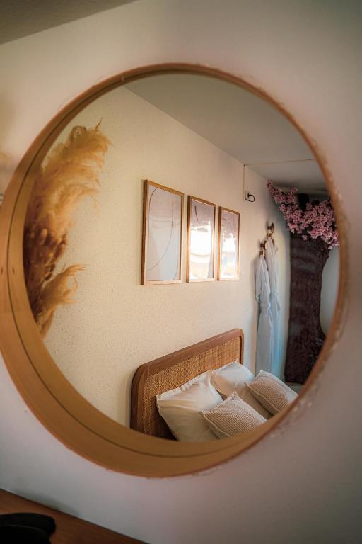 Nuit romantique, Suite avec jacuzzi et cinéma privé au design Japandi – photo 17
