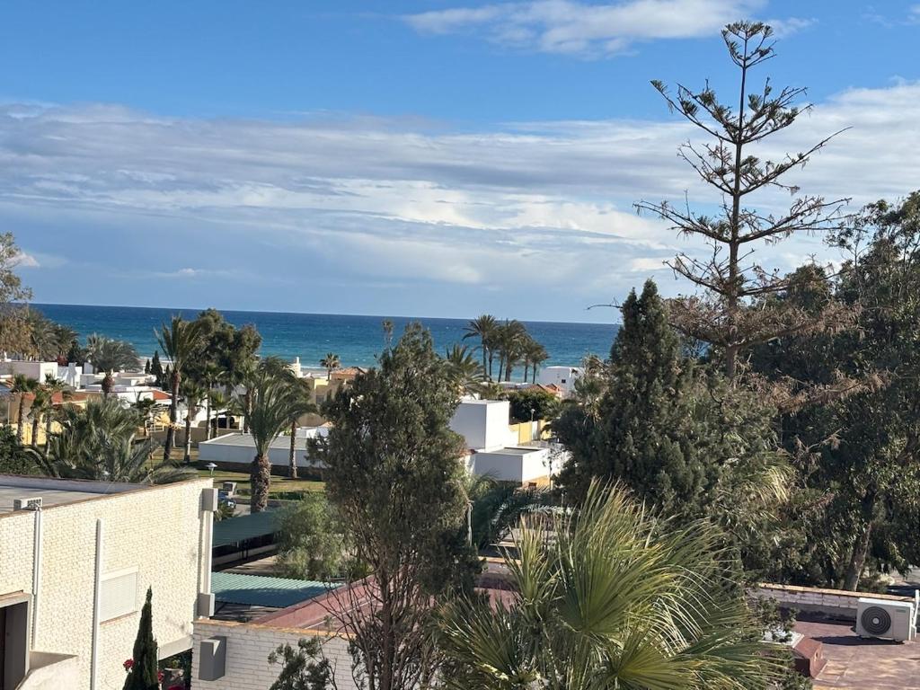 widok na ocean z budynku w obiekcie Puerto Rey Apartamento 150m playa w mieście Los Amarguillos