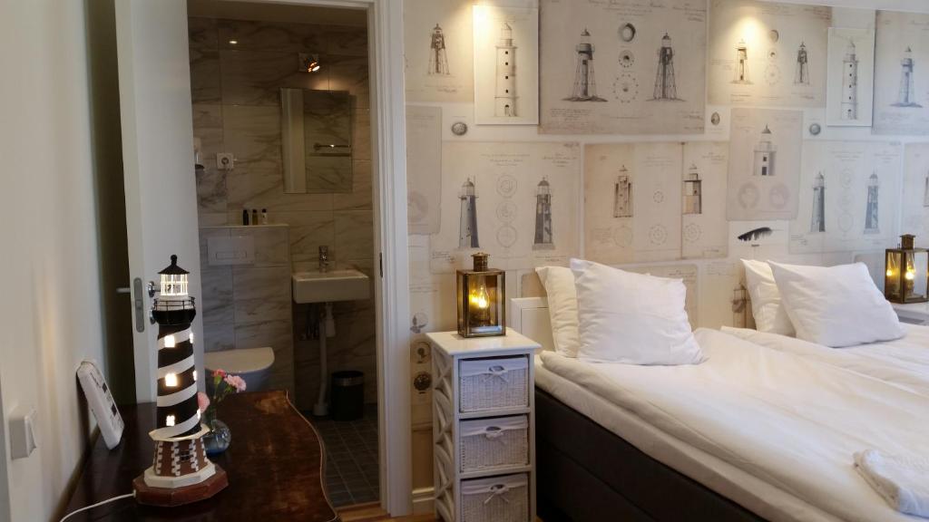 um quarto com uma cama e uma parede com desenhos em Pensionat Ankargården em Öregrund