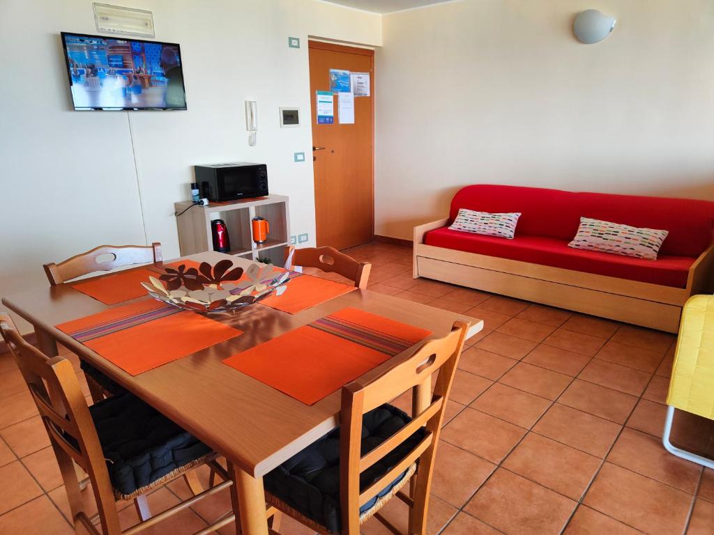 TV a/nebo společenská místnost v ubytování "Appartamento del Mare Gliaca" con vista Isole Eolie,ampia terrazza,wifi e parcheggio privato gratuito