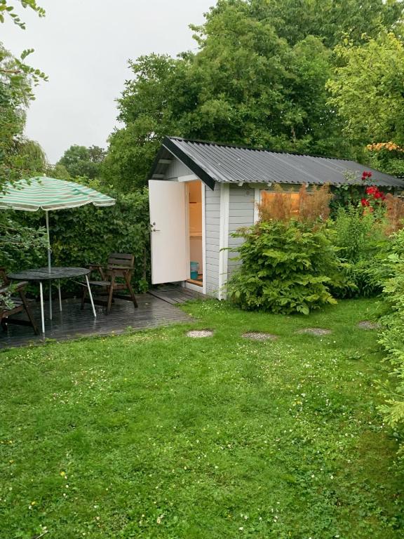 Zahrada ubytování Strandnära Stuga Bella
