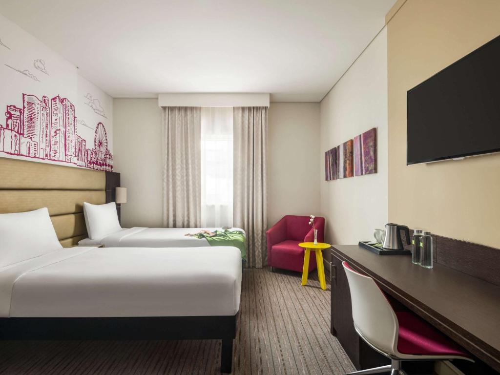 Postel nebo postele na pokoji v ubytování ibis Styles Sharjah