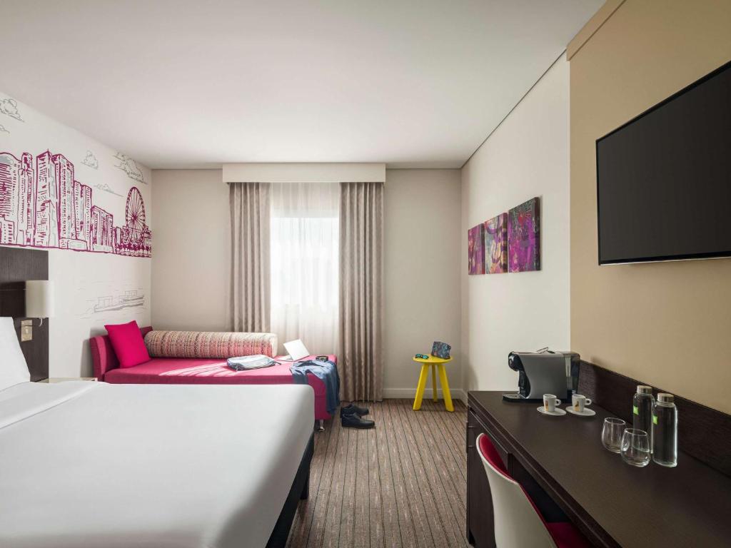 Postel nebo postele na pokoji v ubytování ibis Styles Sharjah